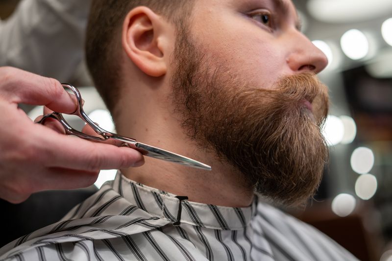 Taille de barbe aux ciseaux chez un client