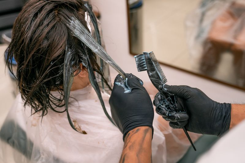 Application d'une coloration au pinceau sur cheveux humides