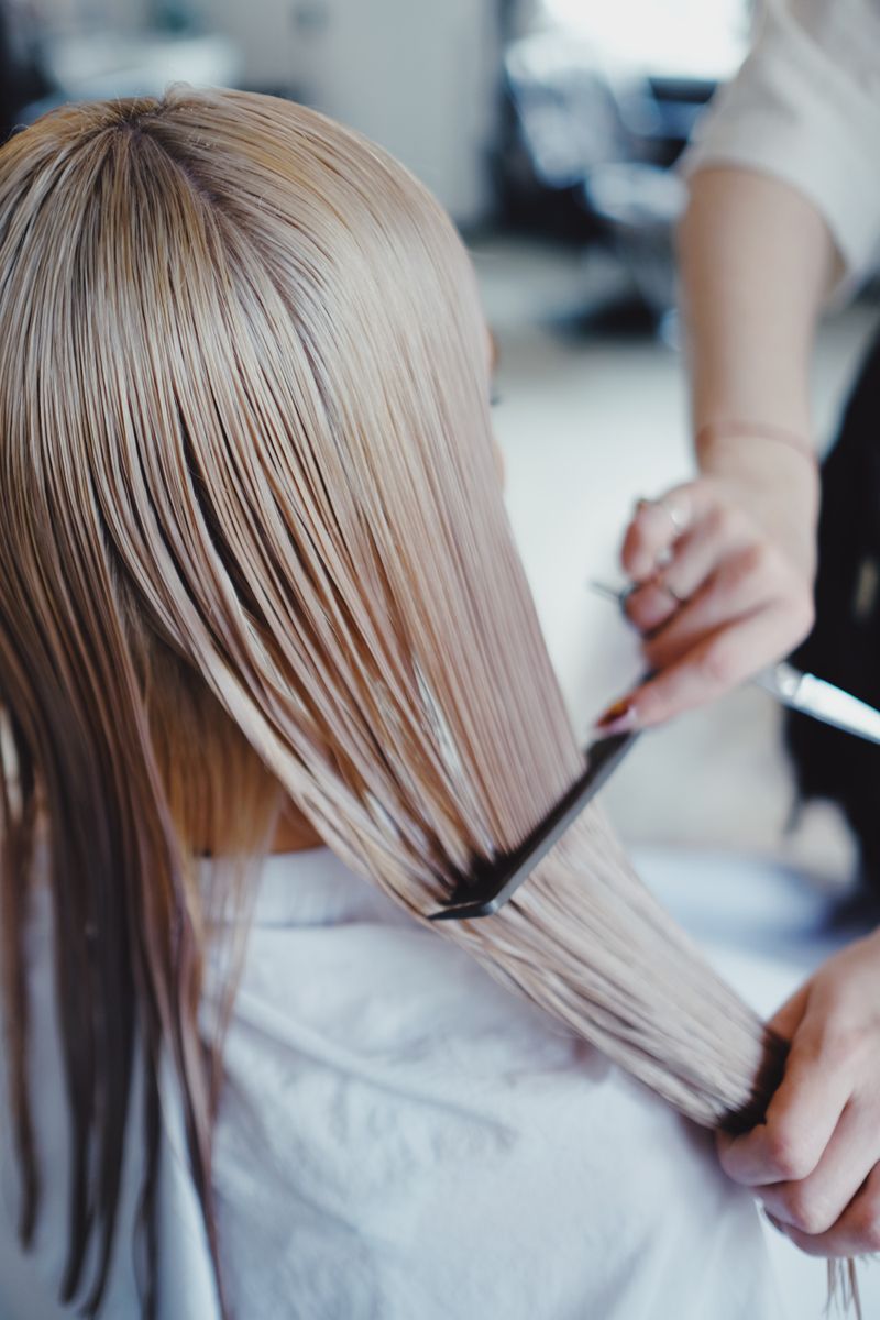 Longueurs blondes sectionnées après un soin de reconstruction