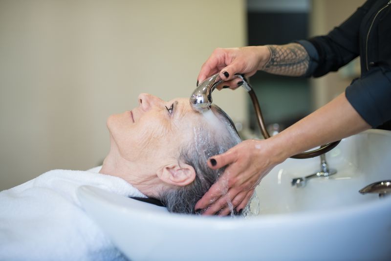 Shampooing et soin au bac en salon